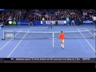 Un pibe le hacerle un globo perfecto a Roger Federer