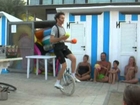 Fabius riding a unicycle and juggling 3 balls