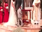 Un enfant fait un Check au curé pendant un mariage