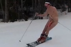 A crazy guy is skiing naked : so funny!