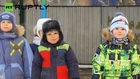 Na Sibéria, crianças brincam na neve sem roupas para combater gripes